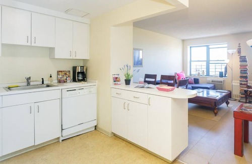 Hell's Kitchen Apartment | Hudson River Views! Near Times Square w/King Bed