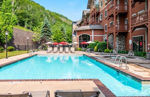 Hunter Condo | Hunter Mountain 2BR | Fireplace & Jacuzzi