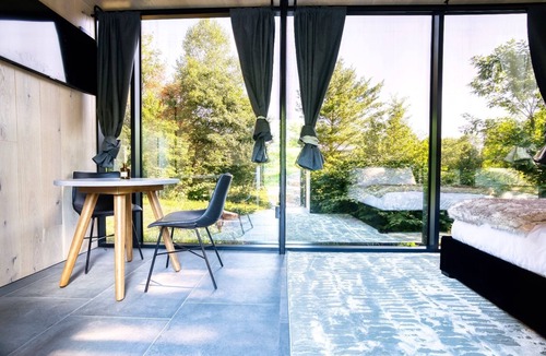 Windham Cabin | Iconic Glass Mirror Cabin · Forest View · Private Fire Pit · Catskills Hideaway