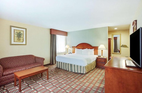 Queens Hotel | La Quinta Inn by Wyndham Queens (New York City)