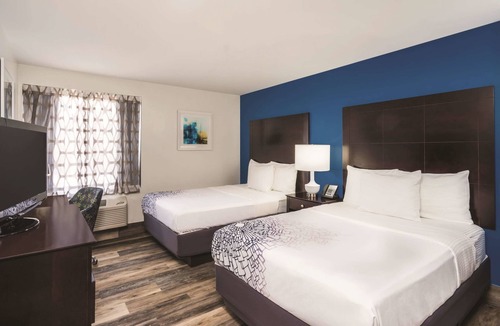 Gowanus Hotel | La Quinta Inn & Suites by Wyndham Brooklyn Downtown