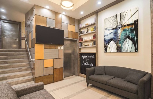Gowanus Hotel | La Quinta Inn & Suites by Wyndham Brooklyn Downtown