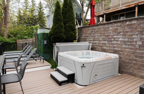South Main Street House | Lakeview on Main Pool Fire Pit and Walkable