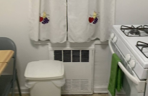 Queens Apartment | Large 2-bedroom/Jr. 4 - 25 minutes to Manhattan.