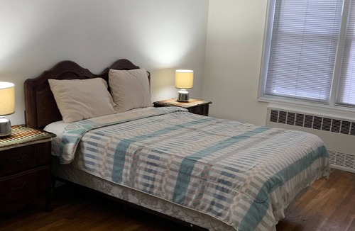 Queens Apartment | Large 2-bedroom/Jr. 4 - 25 minutes to Manhattan.