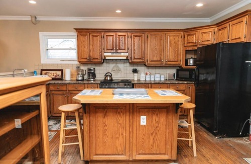 St. Catharines House | Large 7 Bedroom Heritage Home in St Catharines