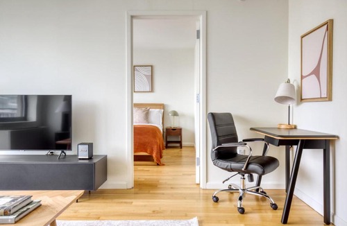 Hunters Point Apartment | LIC 1BR w WD Elevator Doorman nr E River NYC-850