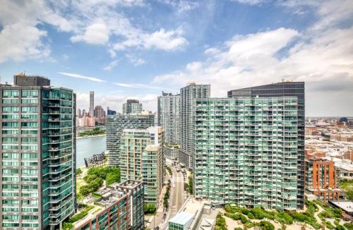 Hunters Point Apartment | LIC 1BR w WD Elevator Doorman nr E River NYC-850