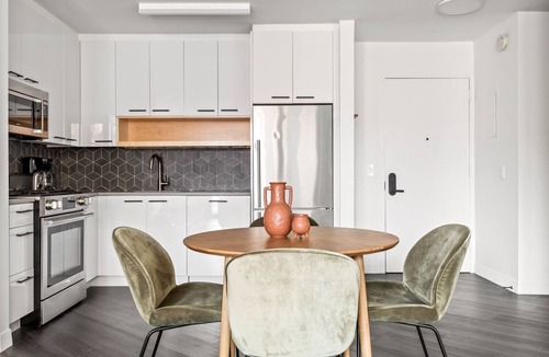 East Village Apartment | Lovely East Village 1BR w/DM, W/D Elevator & Gym, by Blueground