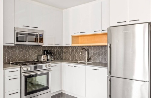 East Village Apartment | Lovely East Village 1BR w/DM, W/D Elevator & Gym, by Blueground