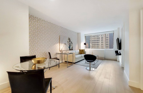 Rose Hill Apartment | Luxurious One Bedroom in High Rise Above
