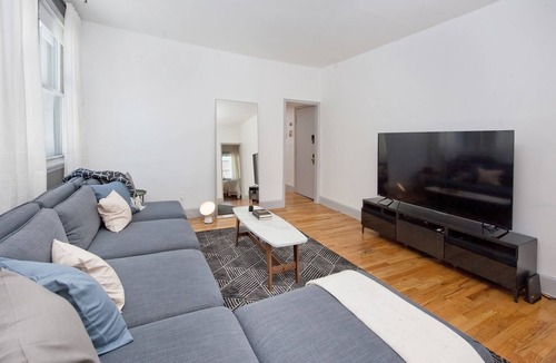 Ukrainian Village House | Luxury 2200ft² 4-Bedroom in the East Village!