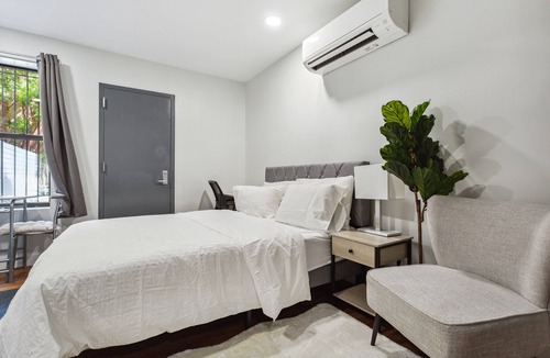 Central Park North Apartment | Minimalist Queen Studio Central Park Columbia Uni