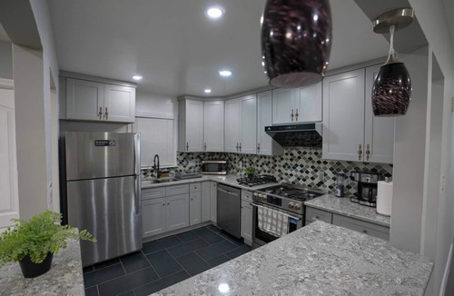 Queens Apartment | Modern 3 Bed 2 Bath Home With Parking: 2 min LGA, 15 min JFK, 20 min Manhattan