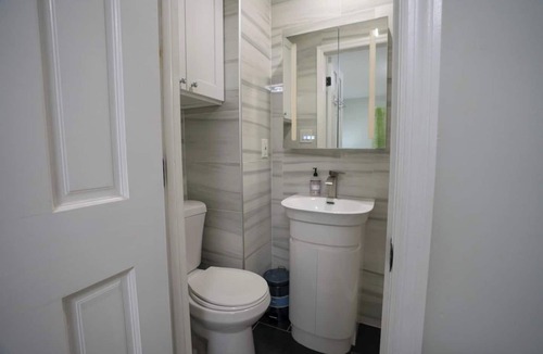 Queens Apartment | Modern 3 Bed 2 Bath Home With Parking: 2 min LGA, 15 min JFK, 20 min Manhattan