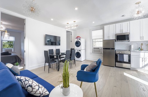 Crown Heights House | Modern 6 Bedroom, Private Patios-2 Min to train-sleeps 12