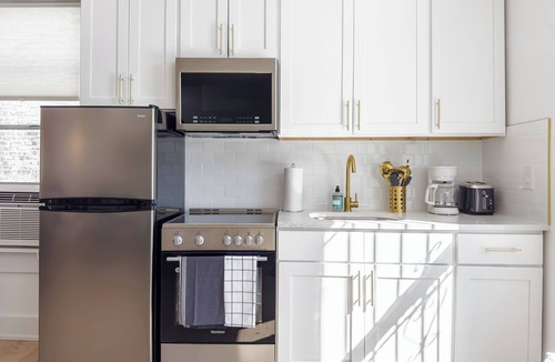 Crown Heights House | Modern 6 Bedroom, Private Patios-2 Min to train-sleeps 12