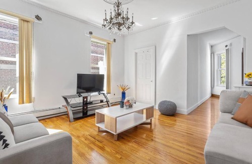 Queens Apartment | Modern & Spacious ~ Mins to Manhattan, Queen Beds