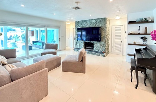 Pembroke Pines House | Modern Spacious Home Private Pool & Game Room Near Hard Rock & Beaches