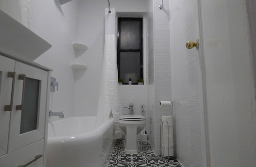 Morris Park Condo | Modern Sunny Apartment in Pelham Parkway, Bronx, NY