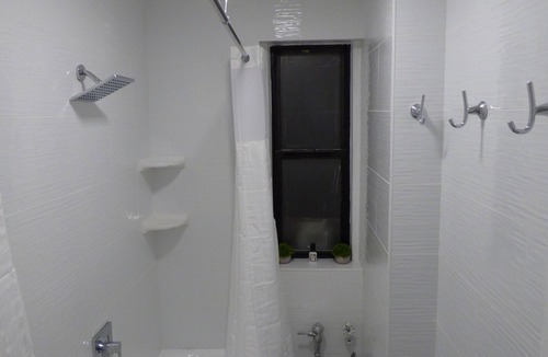 Morris Park Condo | Modern Sunny Apartment in Pelham Parkway, Bronx, NY