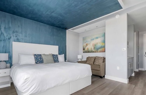 Mott Haven House | Mott Haven King Studio w Balcony | Gym+Hotel Amenities