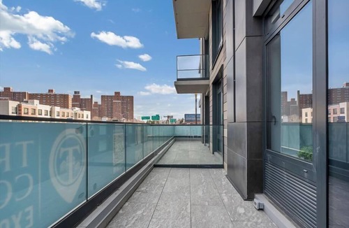 Port Morris Apartment | Mott Haven King Studio w Balcony | Gym+Hotel Amenities