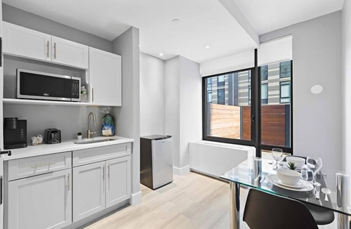 Mott Haven Hotel | Mott Haven King Suite | Gym | Kitchenette | Free Wi-Fi