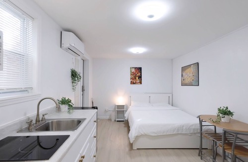 Queens Apartment | New Tiny Home! Deck/Outdoor kitchen! Free Parking!