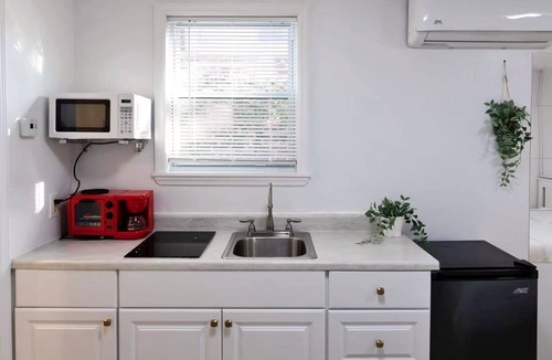 Queens Apartment | New Tiny Home! Deck/Outdoor kitchen! Free Parking!
