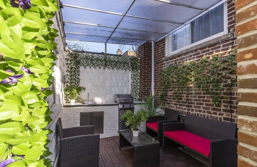 Queens Apartment | New Tiny Home! Deck/Outdoor kitchen! Free Parking!