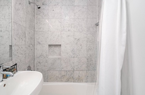 Upper East Side Apartment | Pet-Friendly One Bedroom on the Upper East Side