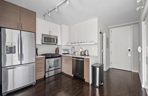Peter Cooper Village Apartment | Picturesque 1BR Apartment in NYC Balcony