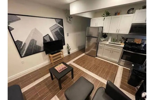 Hunters Point Apartment | Popular L.I.C Apartment - 1 stop from Manhattan