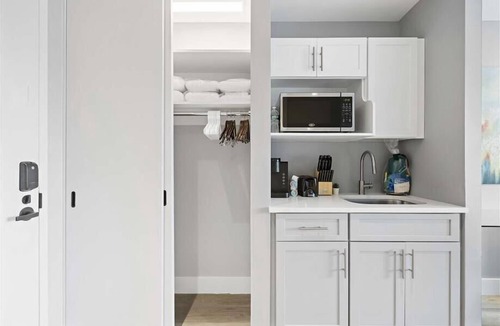 Mott Haven Hotel | Private, 2 Full Beds, Kitchenette+Work Desk, NYC