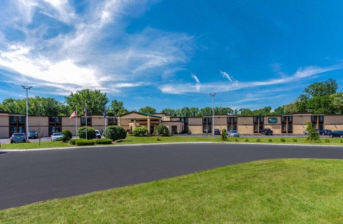 Colonie Hotel | Quality Inn Central