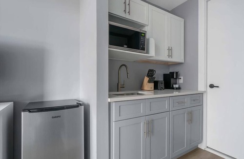 Mott Haven Hotel | Queen Suite w Balcony| Kitchenette| Desk| near NYC