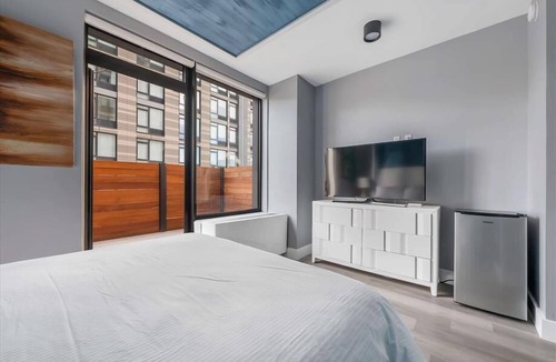 Mott Haven Hotel | Queen Suite w Balcony| Kitchenette| Desk| near NYC