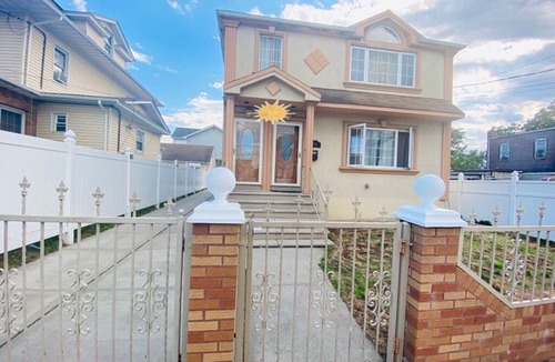 Rochdale Apartment | Quick rides to JFK, train station, malls & casino.