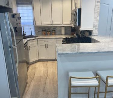 Queens Apartment | Renovated Jacuzzi Tub Home NYC-LGA-JFK Washer-Dryer