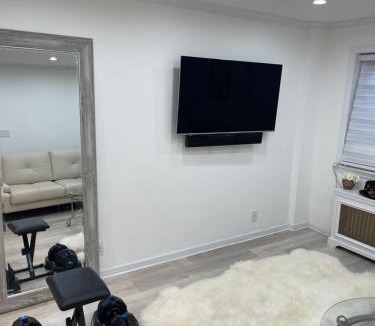 Queens Apartment | Renovated Jacuzzi Tub Home NYC-LGA-JFK Washer-Dryer