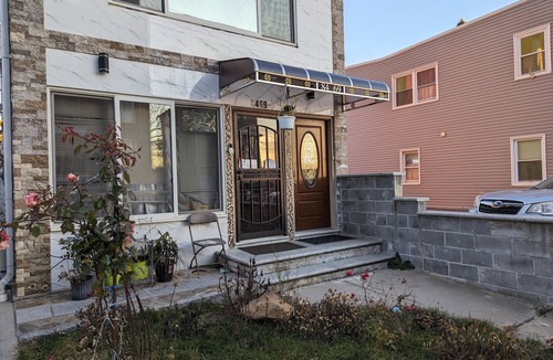 Queens Apartment | Small Studio with all amenities. 5 minutes to fastfood and 24 hours grocery
