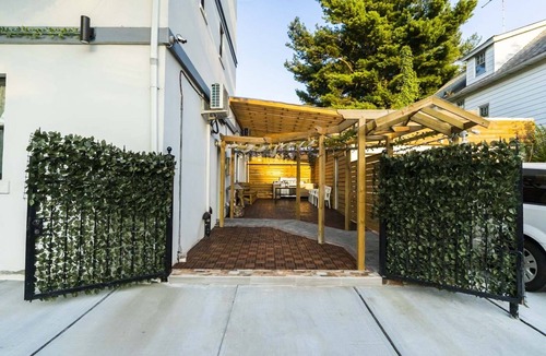 East Flushing House | Smart Home with Skylight! 1500 sqft Deck!
