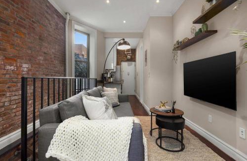 Ukrainian Village Apartment | Sophisticated Stay in Vibrant Manhattan