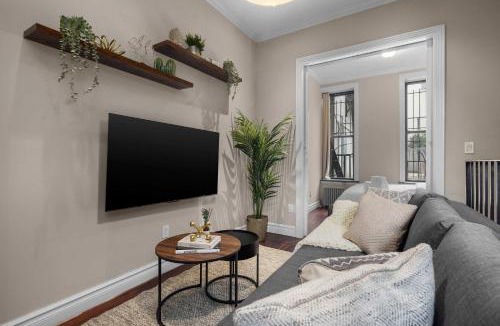 Ukrainian Village Apartment | Sophisticated Stay in Vibrant Manhattan