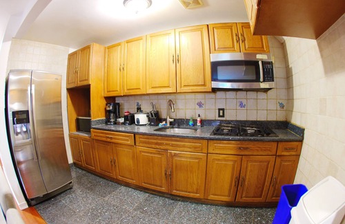 Westchester Square Apartment | Spacious 3-bedroom apartment in the Bronx wirh Free Parking!