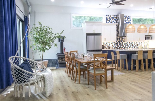 Lafontaine House | Spacious 4 Bedroom- Steps to Beach