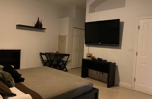 Pembroke Pines Cabin | Spacious Studio with King Bed Private entrance in pleasant Pembroke Pines