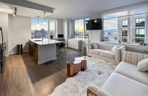 East Harlem Apartment | Spacious stylish 3-bedroom with AMAZING 360 views of Manhattan 2 min from train