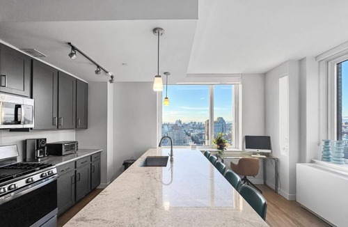 East Harlem Apartment | Spacious stylish 3-bedroom with AMAZING 360 views of Manhattan 2 min from train